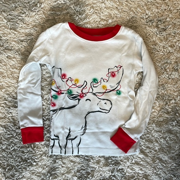 Carter’s pajama set size 5t - Picture 2 of 3